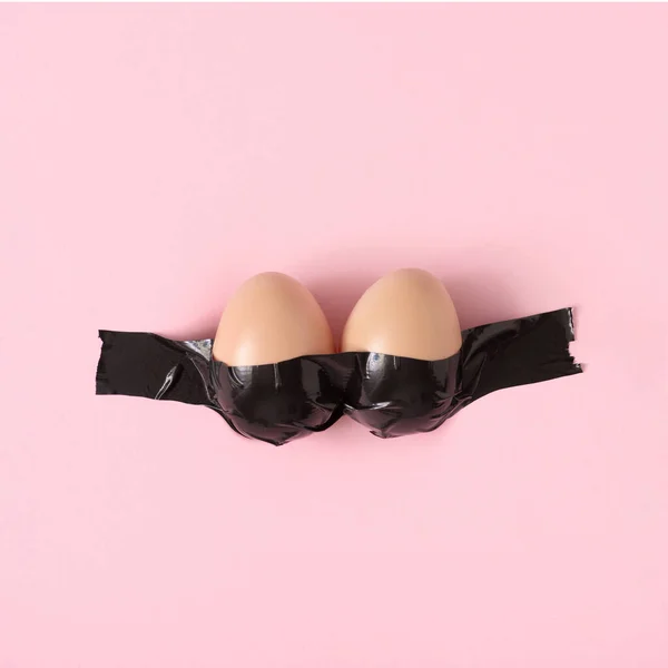 Concepto Creativo Pascua Con Huevos Cinta Adhesiva Sobre Rosa Pastel — Foto de Stock