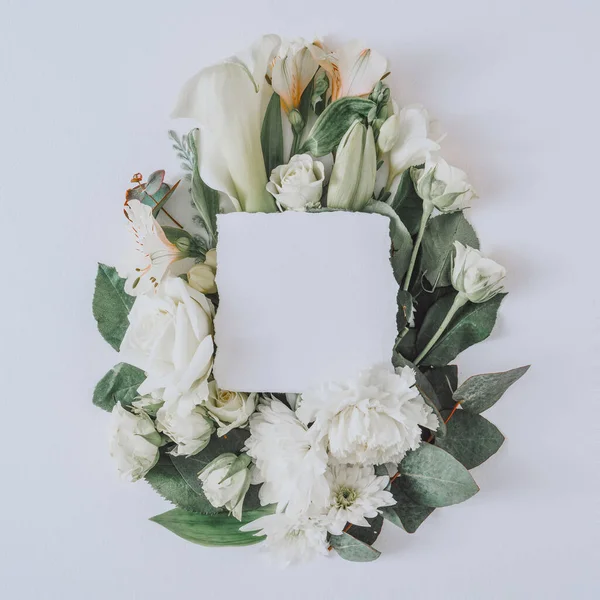 Diseño Creativo Pascua Con Flores Hojas Sobre Fondo Papel Blanco —  Fotos de Stock