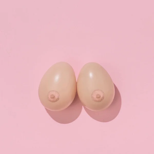 有创意的复活节概念 鸡蛋在粉红和背景上涂上乳头 最小复活节假期的想法 用复活节彩蛋做的女人的乳房 — 图库照片
