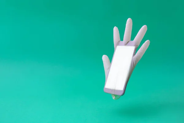 Tek Kullanımlık Tıbbi Cerrahi Lateks Eldiven Cep Telefonuyla Yapılmış Yaratıcı — Stok fotoğraf