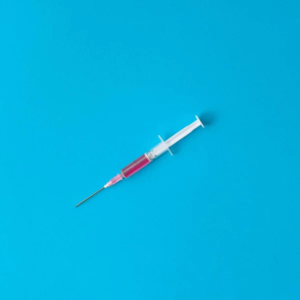 Layout Criativo Feito Com Uma Seringa Fundo Azul Vacina Nova — Fotografia de Stock
