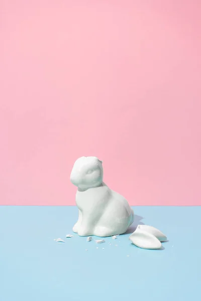 Conejo Pascua Con Orejas Rotas Mínimo Pastel Rosa Azul Concepto — Foto de Stock