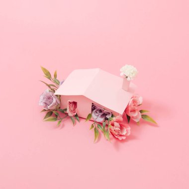 Pembe evden bahar çiçekleri ve yapraklar çıkıyor. Bahar doğası kavramı. Sezon arkaplan fikri.