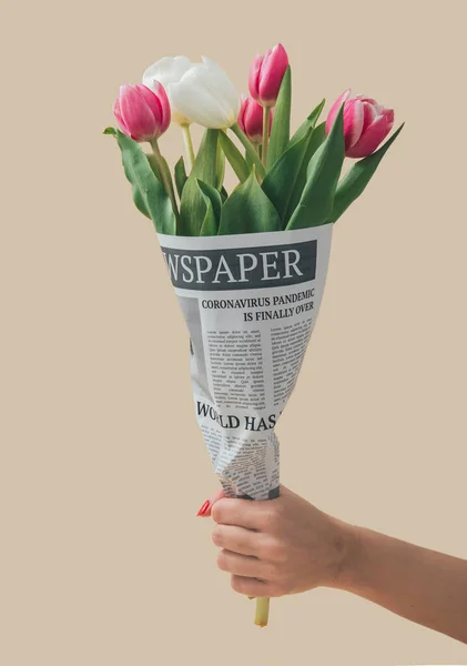 Los Tulipanes Primavera Envueltos Periódicos Con Pandemia Global Están Por —  Fotos de Stock