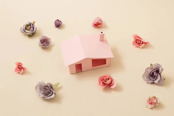 Wiosenne Kwiaty Liście Arround Różowy Dom Zostań Domu Zachowaj Bezpieczeństwo — Zdjęcie stockowe