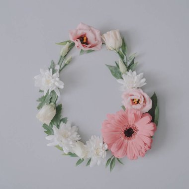 Yaratıcı düz paskalya yumurtası kompozisyonu bahar çiçekleri ve gri arka plan. Doğal güneş ışığı ve keskin gölgeler. Gerçekçi estetik görünüş. Çağdaş biçim.