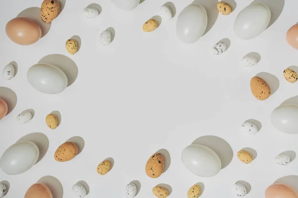 Creatieve Platte Lay Compositie Met Paaseieren Natuurlijke Zonlicht Verlichting Scherpe — Stockfoto
