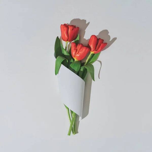 Kreative Flache Lagekomposition Mit Papierkartennotiz Und Frühlingsblumen Realistische Ästhetik Zeitgemäßer — Stockfoto