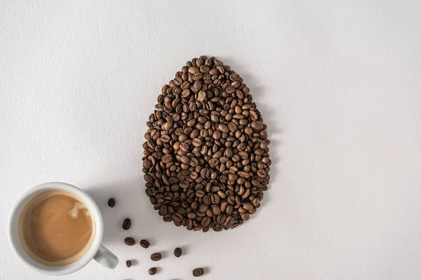 Kreatywna Płaska Kompozycja Układania Wielkanocnym Kształtem Jajka Palonych Fasoli Kawy — Zdjęcie stockowe