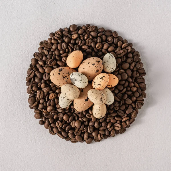 创意扁平的作品与复活节彩蛋和咖啡烤豆 糊色和柔和的阴影 现实的美感 当代风格 — 图库照片