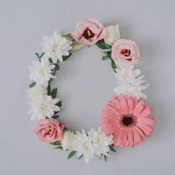 Kreative Flache Ostereier Komposition Mit Frühlingsblumen Und Grauem Hintergrund Natürliche — Stockfoto