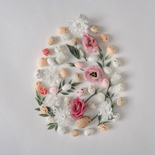 Kreatywna Płaska Nieśmiała Kompozycja Pisanek Wiosennymi Kwiatami Szarym Tłem Naturalne — Zdjęcie stockowe