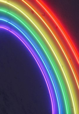 Neon tüplerden yapılmış yaratıcı floresan renkli gökkuşağı düzeni. Düz neon renkler uzanıyordu. Yaz kavramı. Duvar dokusu en az arkaplan.