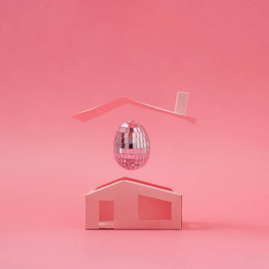 Pnk disko topu Paskalya yumurtası minimalist evin üstünde. Paskalya tatili yaratıcı kavram geçmişi.