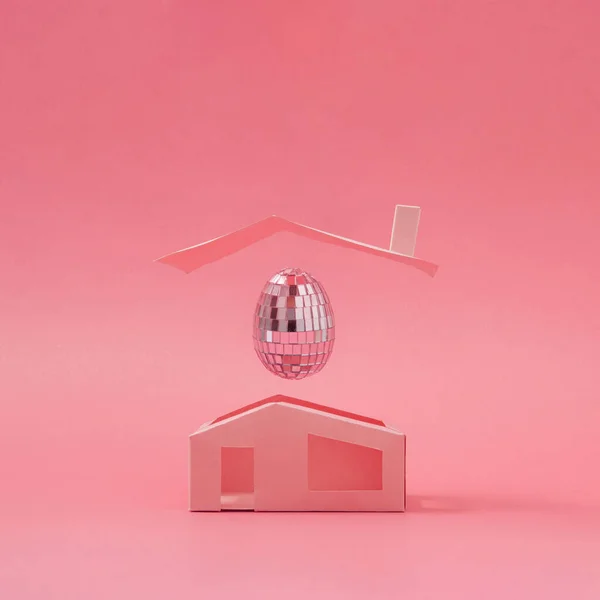 Pnk Discobal Paasei Boven Minimalistisch Huis Paasvakantie Creatieve Concept Achtergrond — Stockfoto