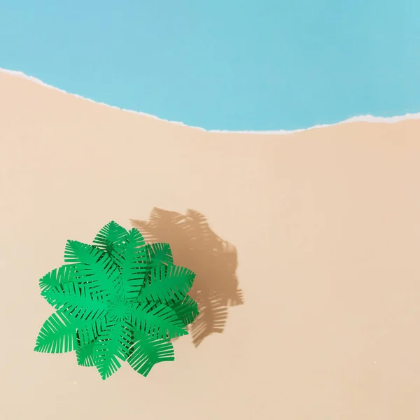 紙で作られた砂浜の熱帯ヤシの木 最小限の夏のコンセプト 休暇2020のアイデアの背景 — ストック写真