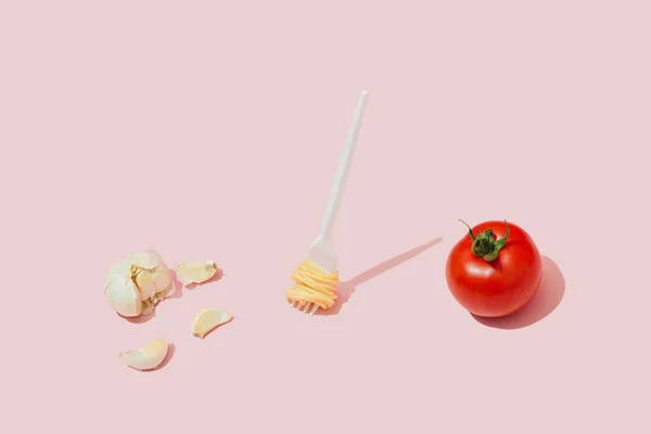 Minimalna Koncepcja Żywności Widelcem Makaronem Spaghetti Pomidorem Czosnkiem Pastelowym Różowym — Zdjęcie stockowe