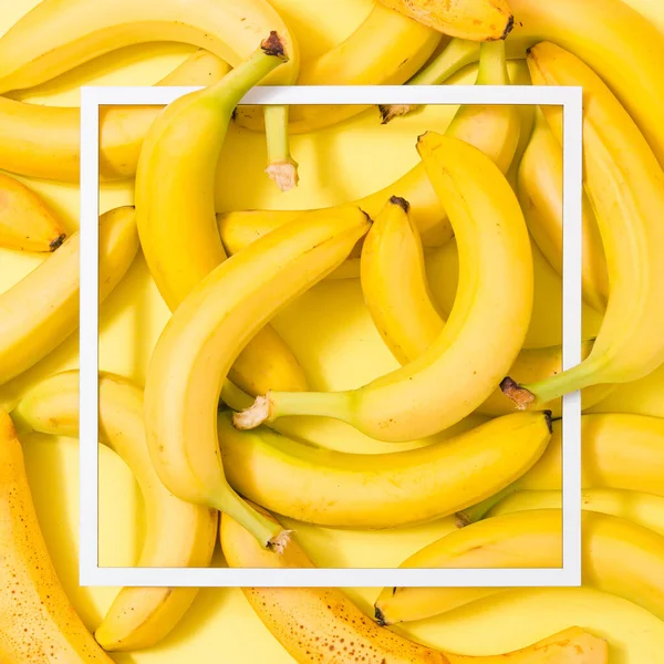 用黄色背景的香蕉做的有创意的布局 并附有纸质卡片 平躺在床上水果的概念 食品布局 — 图库照片
