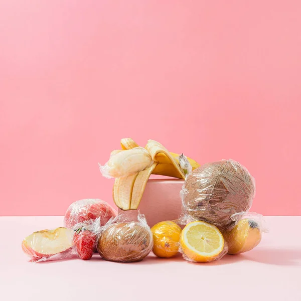 Creatieve Lay Out Gemaakt Van Fruit Verpakt Stretch Wrap Plastic — Stockfoto
