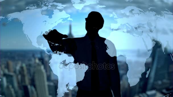 Podnikatel siluetu pomocí holografické země mapa rozhraní technologie - smyčka — Stock video
