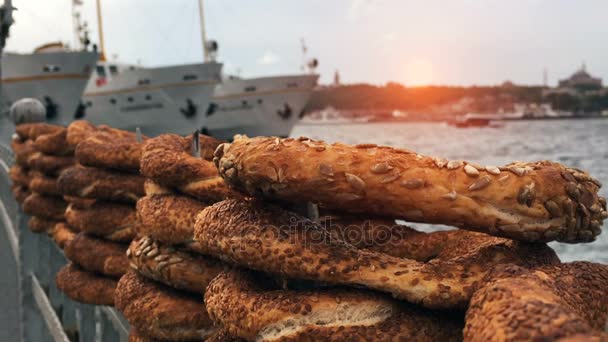 Türkischer simit - istanbul karakoy sunset bosporus — Stockvideo