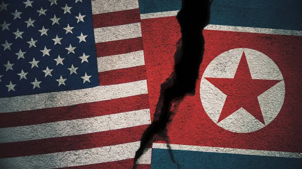 Estados Unidos Coreia Norte Bandeiras Parede Rachada — Fotografia de Stock