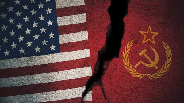 Ηνωμένες Πολιτείες Εναντίον Σοβιετικής Ένωσης Σημαίες Στον Τοίχο Ραγισμένα — Φωτογραφία Αρχείου