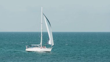 Deniz kenarında güzel bir yatta seyahat.