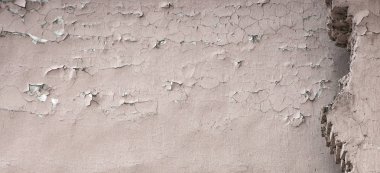 Eski, harap duvarları dokusuna.