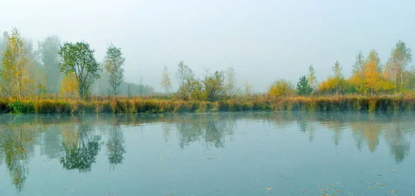 The fog in the morning at the lake. — Stock Photo, Image