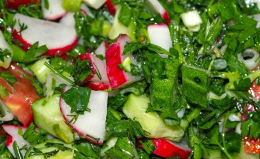 Taze sebze salatası.