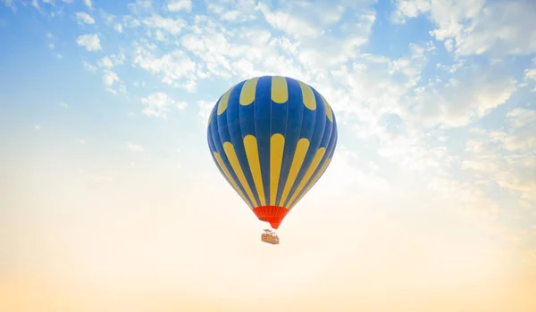 Gökyüzünde uçan balon.