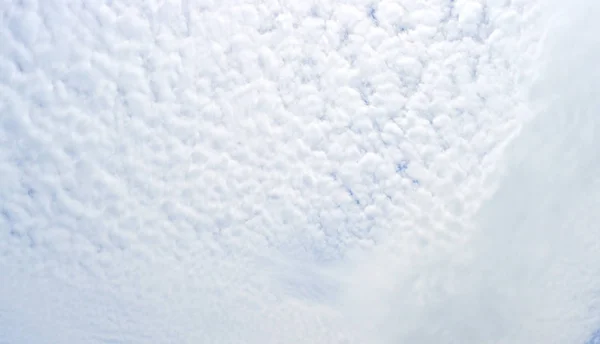 Bewolkte hemel, achtergrond. — Stockfoto