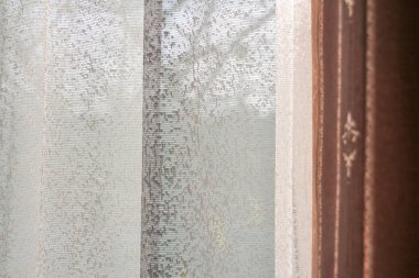 Pencerelerde ev perdeleri.