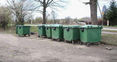 Arka arkaya ev çöpleri için çöp konteynerleri.