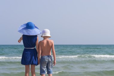 kız ve erkek denize gitti