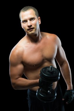 siyah bir zemin üzerine dumbbells ile egzersiz