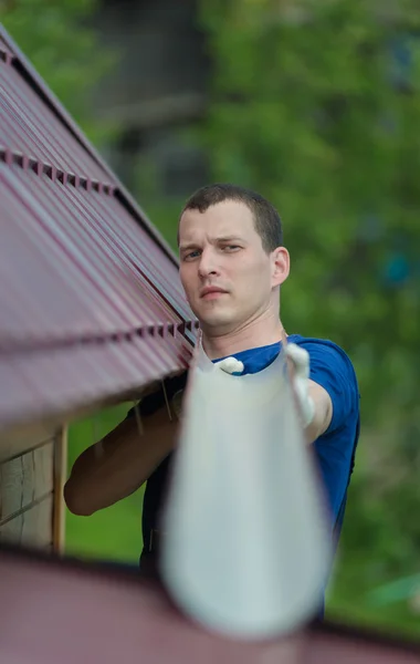 Mestre repara o telhado — Fotografia de Stock