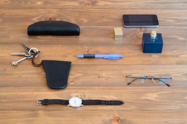 Erkekler çürümüş karanlık bir masada düzgün ayarla