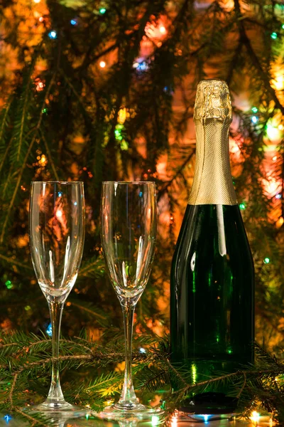 Zamkniętą butelką szampana i dwie puste szklanki — Zdjęcie stockowe
