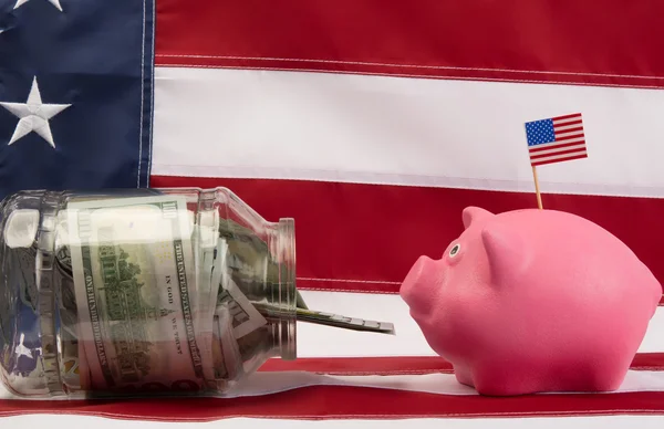Ons vlag op de achtergrond van een roze varken bank en geld — Stockfoto