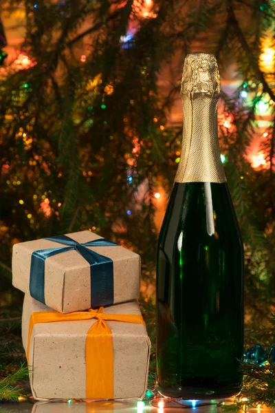Butelkę szampana z pudełko na tle światła — Zdjęcie stockowe