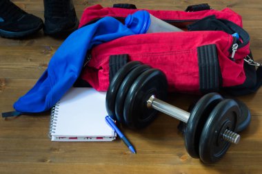 spor çantası ve katta ve not defteri içinde şeyler