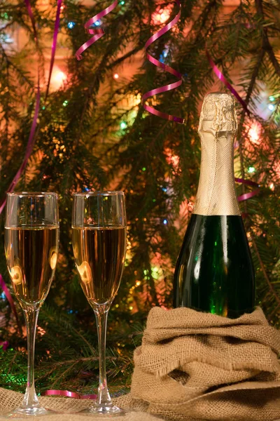 Dwa Pełny zbiornik szampana na stole — Zdjęcie stockowe