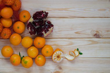 mandalina ve nar ahşap arka plan köşesinde