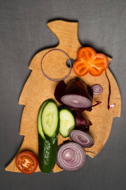 ahşap tahta gibi sebzeler ile bir levha üzerinde oyulmuş