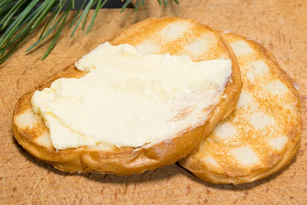 Dos piezas de tostadas con mantequilla a rayas — Foto de Stock