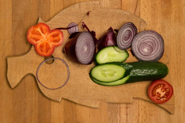Warzywa na pokładzie cięcia na stole — Zdjęcie stockowe