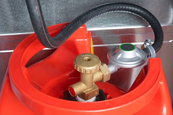 bir hortum silindir kırmızı gaz kaynağına bağlı