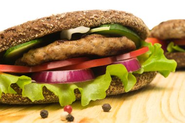 Masanın üzerinde domuz eti ile hazır sandviç